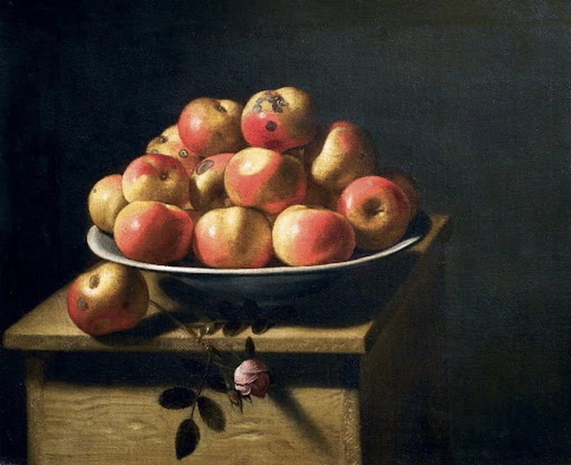 Piatto di mele e rosa su stipo